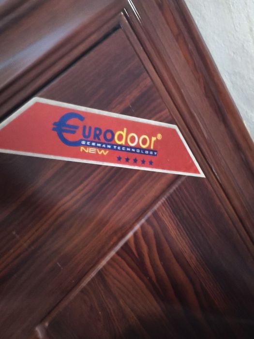 Продаётся дверь  коробка есть