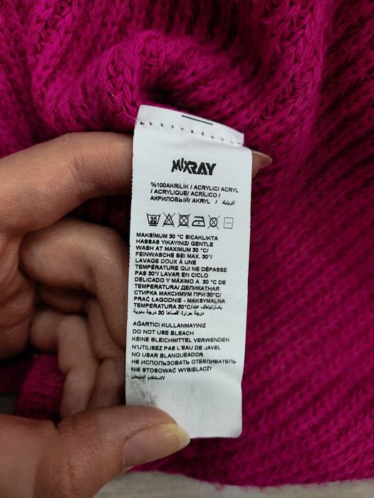 Продам яркий свитер