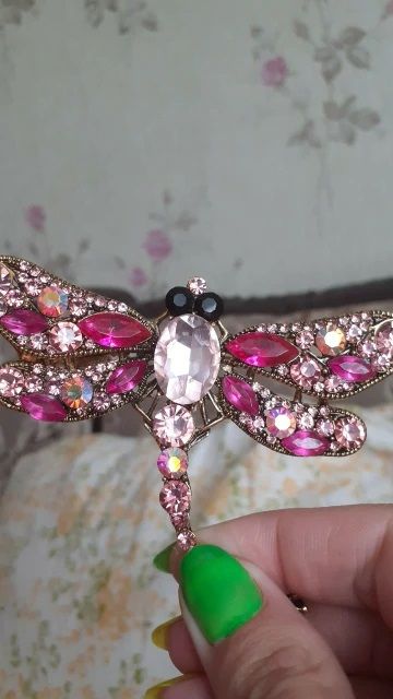 Различни видове брошки