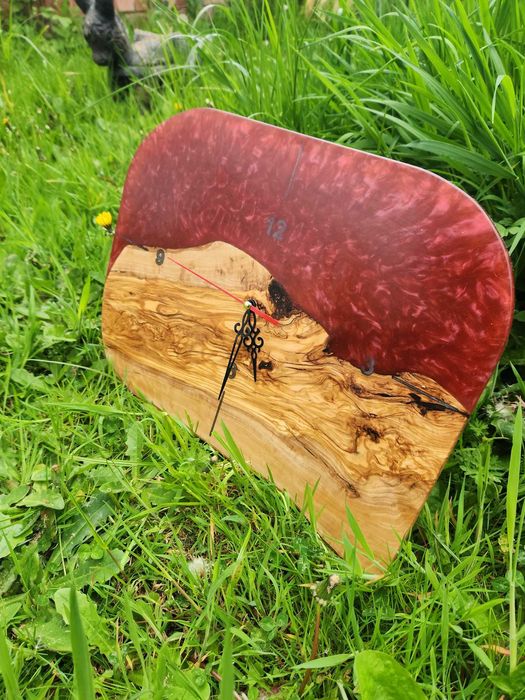 Стенен Часовник от епоксидна смола и маслина