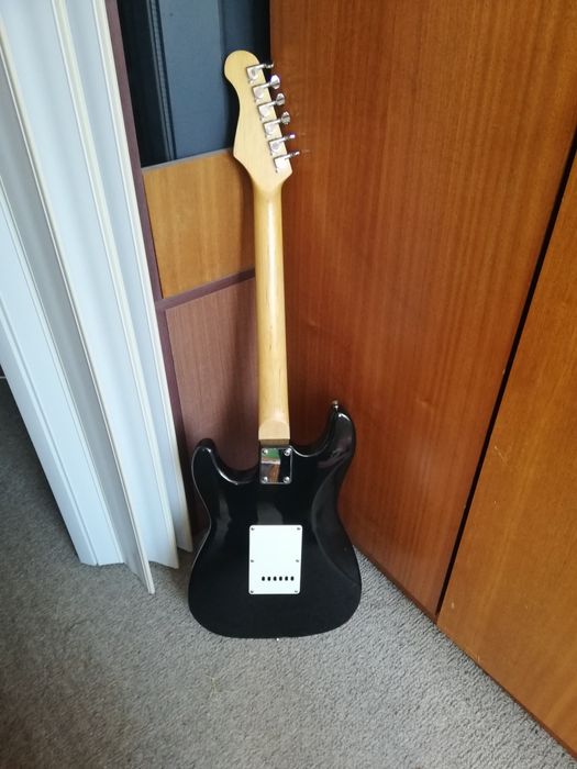 Електрическа китара Rocktile с кубе и свързващ аудио кабел