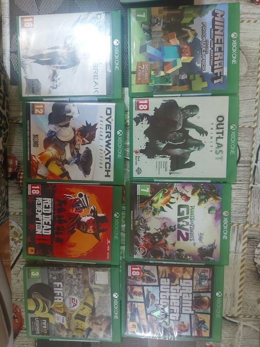 Consolă Xbox One + wireless controller și 8 jocuri