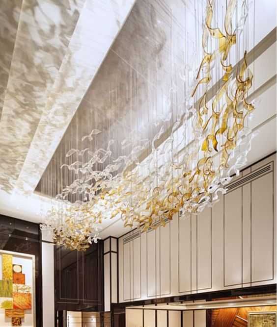 Погрузитесь в мир изысканности с нашей потрясающей люстрой.