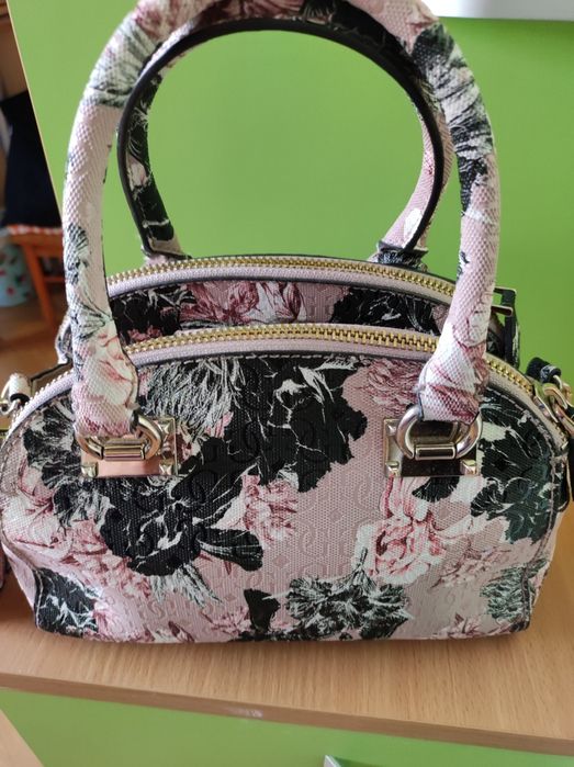 Чанта на марката Guess.