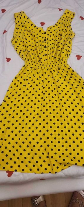 Лятна  жълта рокля в ума ми се върти на точки