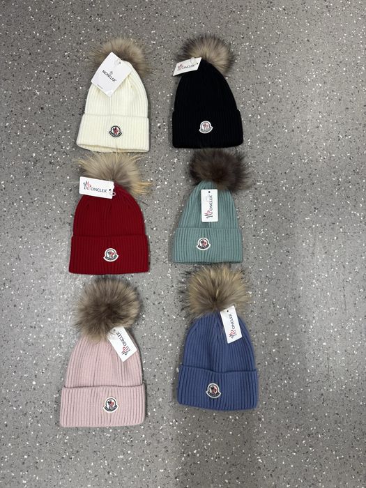 Caciuli Moncler cu mot din blana naturala