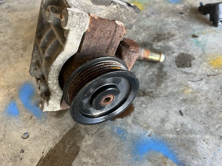 Vand pompa servo directie Ford Fiesta benzuna 2004-2008