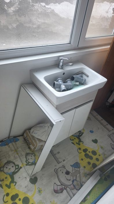 Продам шкаф-зеркало в ванную