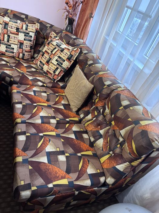 Запазен ъглов диван