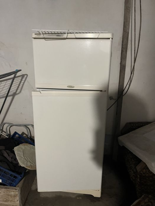 Холодильник старый