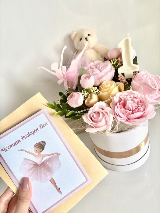 Комбинирани букети  + подарък картичка