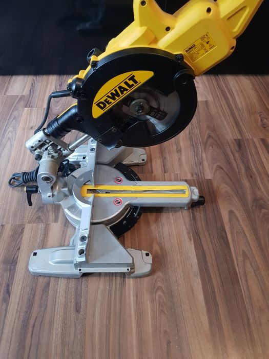Circular pentru taieri înclinate Dewalt  DWE 774