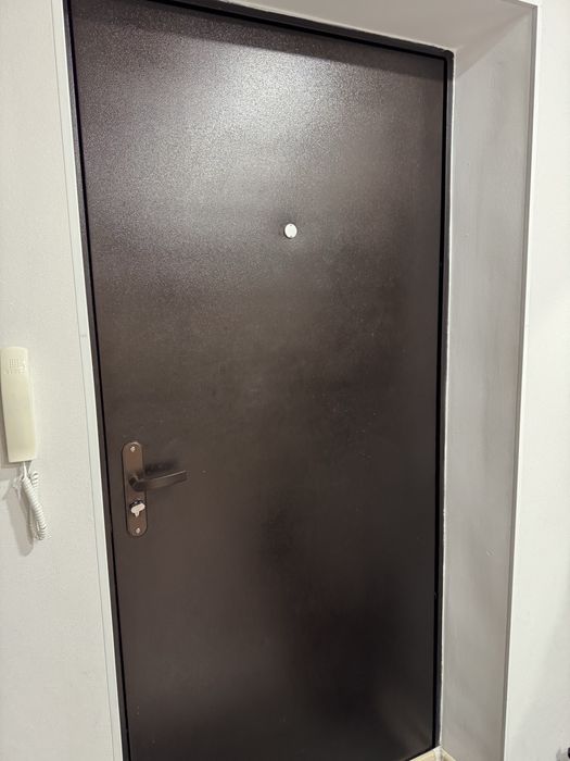 Продам входную металлическую дверь