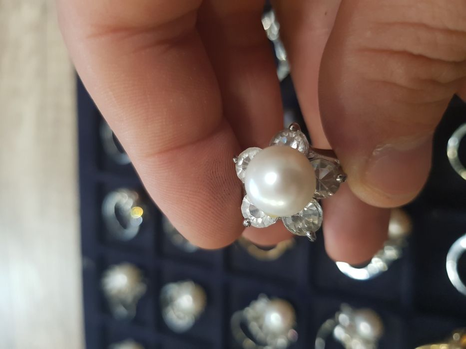 Пръстени със скъпоценни камъни и перли - различни модели