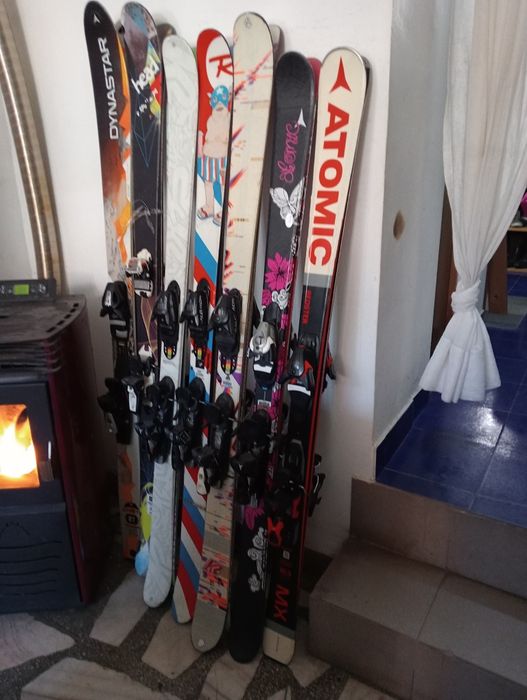 Vând skiuri/schiuri și snowboard