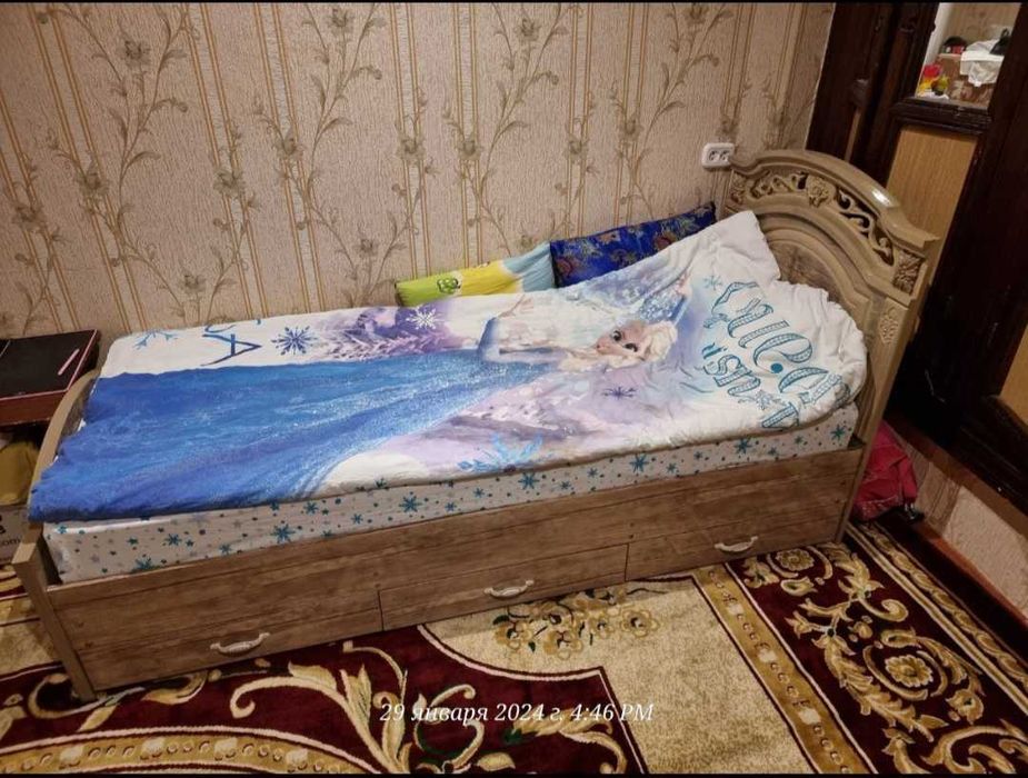 Срочно продаю спальную гарнитуру Для подробностей звоните