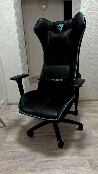 Продам игровое кресло ThunderX3 UC5.