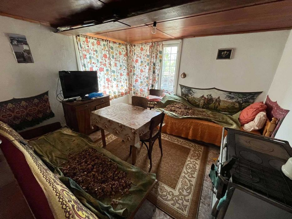 Къща с 3 спални и двор 1400 кв.м. за продажба близо до Казанлък