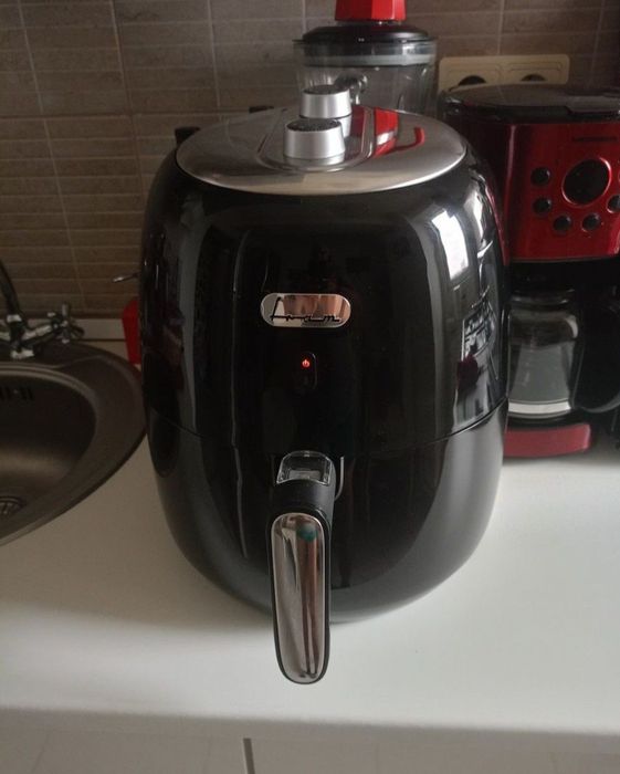 Vând friteuza cu aer cald ,un  produs de calitate superioara,nou noua.