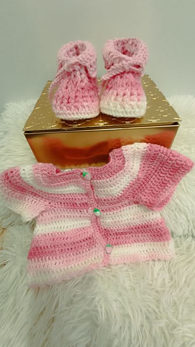 Плетена бебешка жилетка