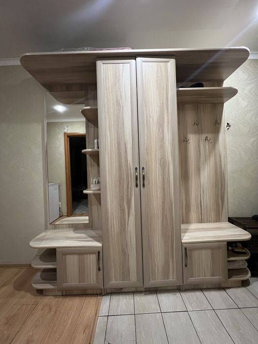 Продам прихожку  и шкаф купе с зеркальным фасадом