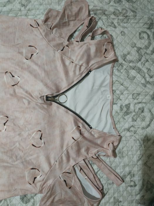 Продавам много ефектна дамска блуза с къс ръкав