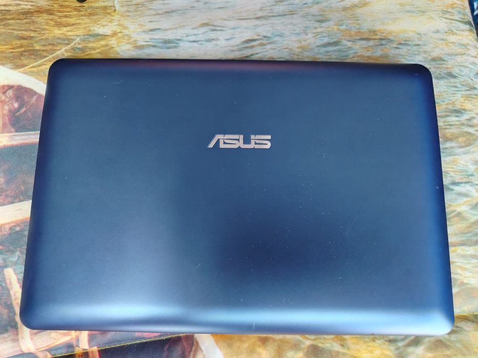 Laptop micuț stare impecabilă estetic și funcționare