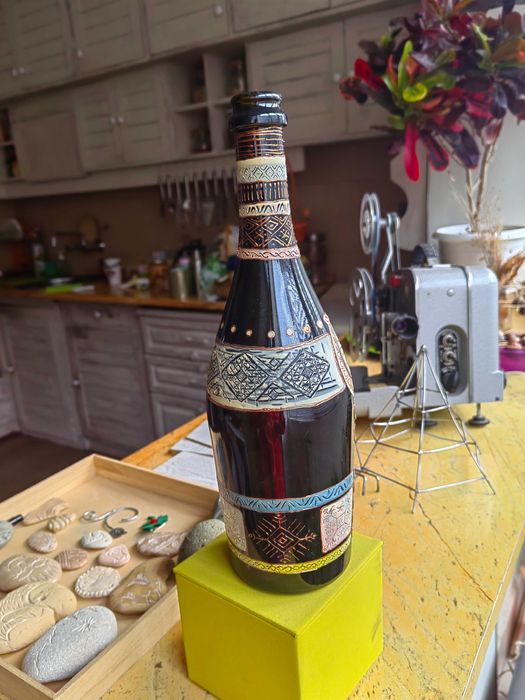 Бутилка Рисувано стъкло с Български мотиви за подарък