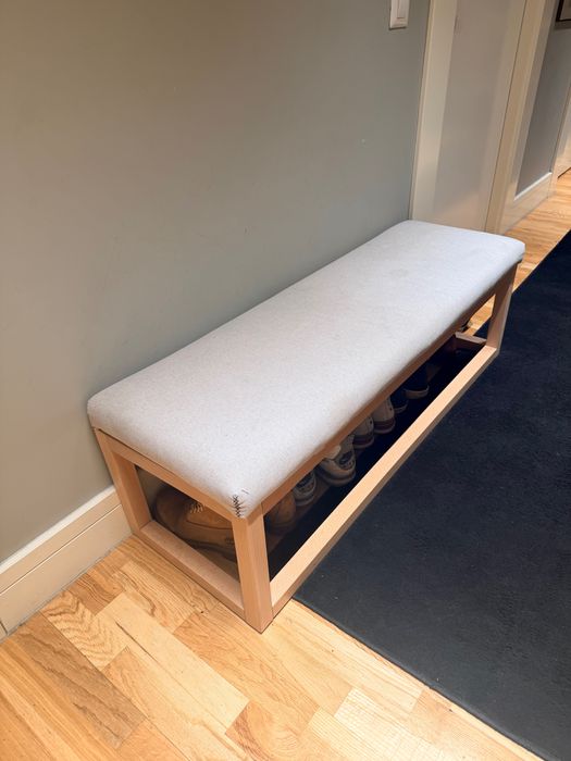 Bancheta dreptunghiulara din stofa gri.Dimensiuni  125x40x h:40