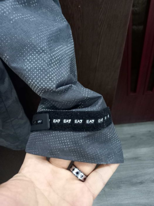Продаю МУЖСКУЮ куртку  EMPORIO ARMANI 100%оригинал
