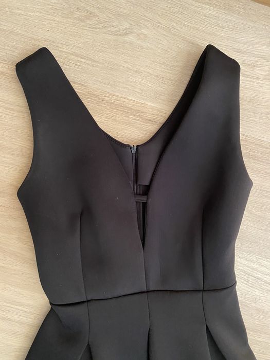 Черна рокля с V образно деколте