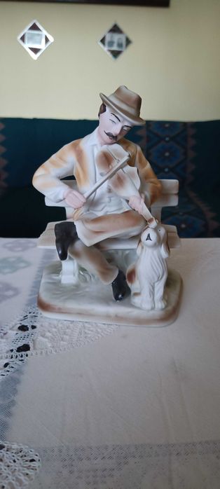 Bibelou - violonist pe banca