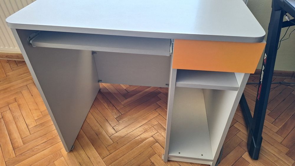 Продавам компютърно (ученическо) бюро