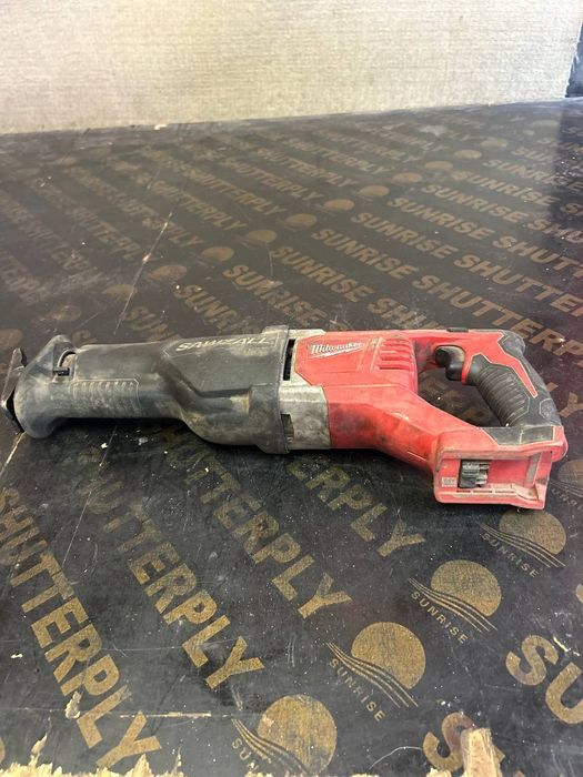 Милуоки прав трион ъглошлайф на батерии