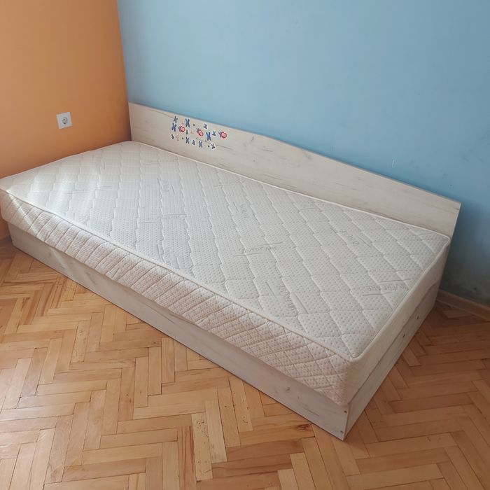 Комплект за стая с легло, скрин, бюро и гардероб