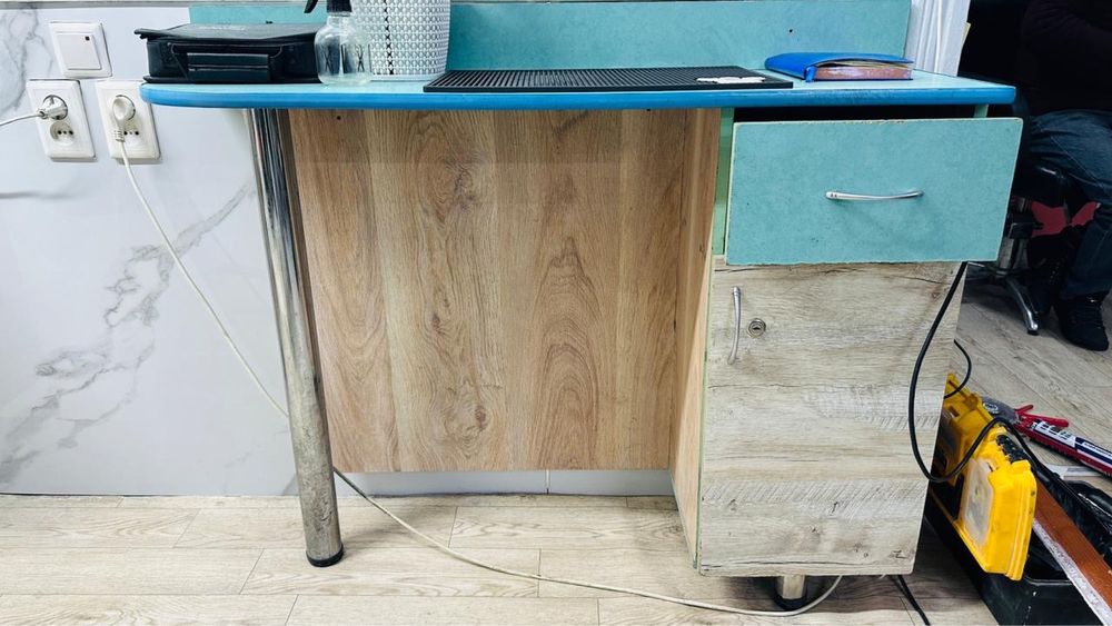 Срочно продам стол для парикмахера / рабочее место мастера