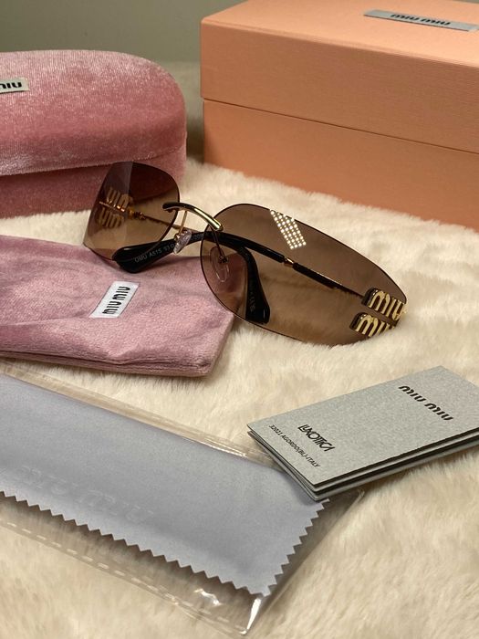 Ochelari de soare Miu Miu | Accesoriile incluse