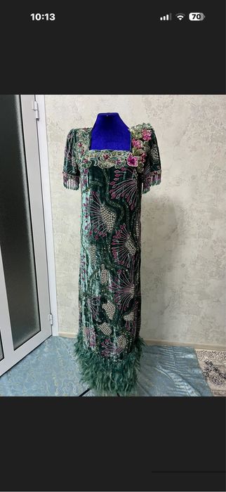 2 разных платья но одинаковых цветов