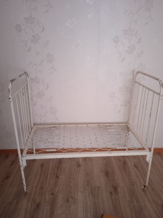 Продам кровать железную детскую на панцирной сетке, б/у в отличном сос