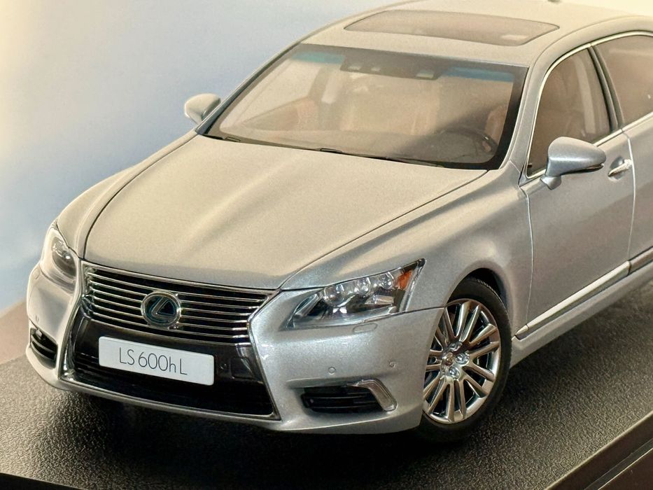 Machetă Autoart Signature Lexus LS600hL 1:18