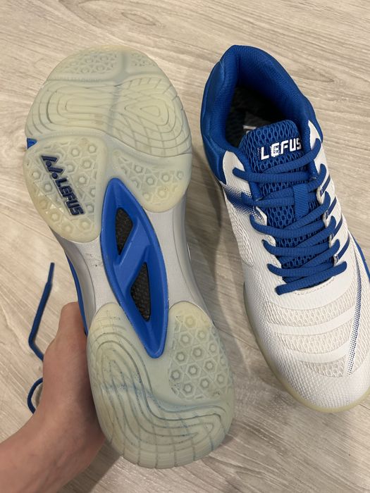 Кроссовки спортивные