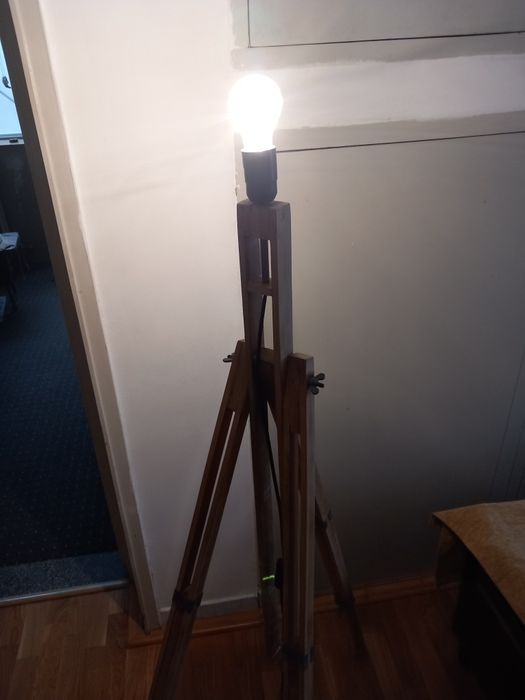 Vând lampă de podea reglabilă