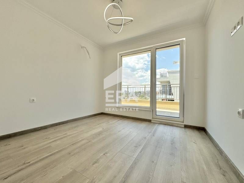 Панорамен тристаен апартамент, завършен"до ключ", в нова сграда с Акт