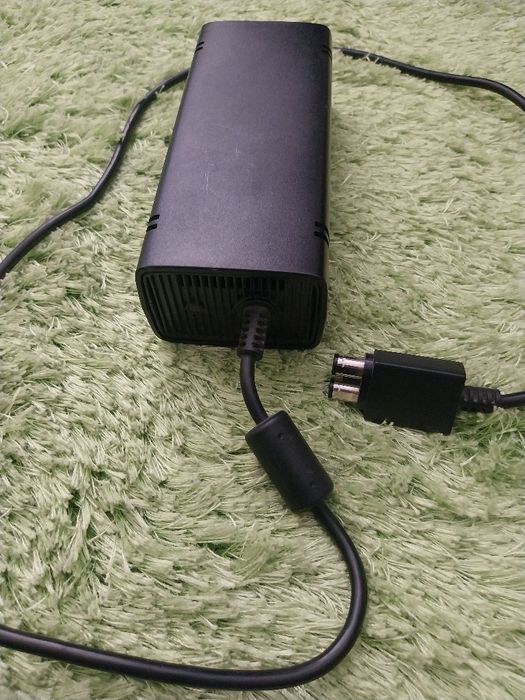 Продавам xbox 360 slim и hardisk с 1.5TB памет с над 500 игри, като gta 5, forza horizon , call of duty и много други