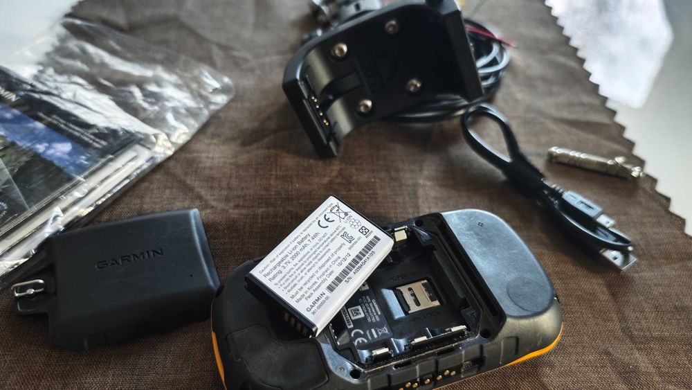 GPS Навигация Garmin Montana 600 със зареждаща стойка RAM монтаж