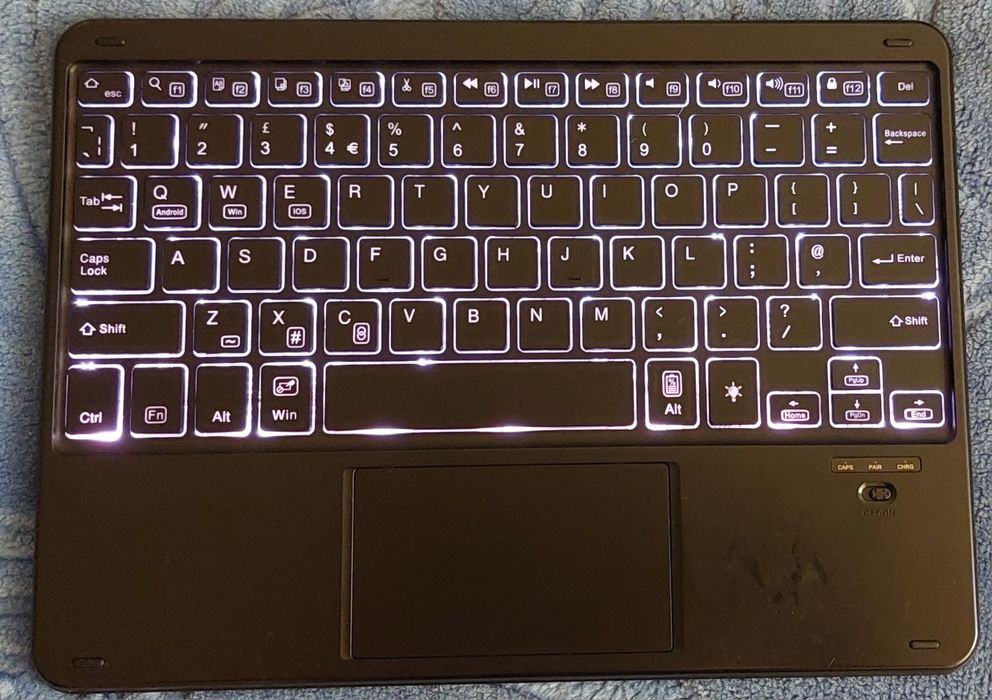 Tastatura bluetooth cu touchpad