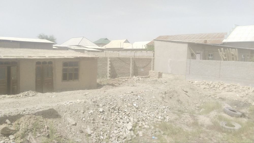 Uy sotiladi 6 sotix yangi bogʻda joylashgan  2.20 fundament quyilgan