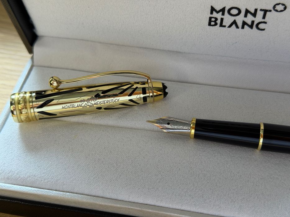 Stilou Montblanc negru si auriu model nou