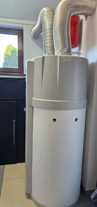 Vand boiler cu pompă de căldură pt apă caldă menajeră.