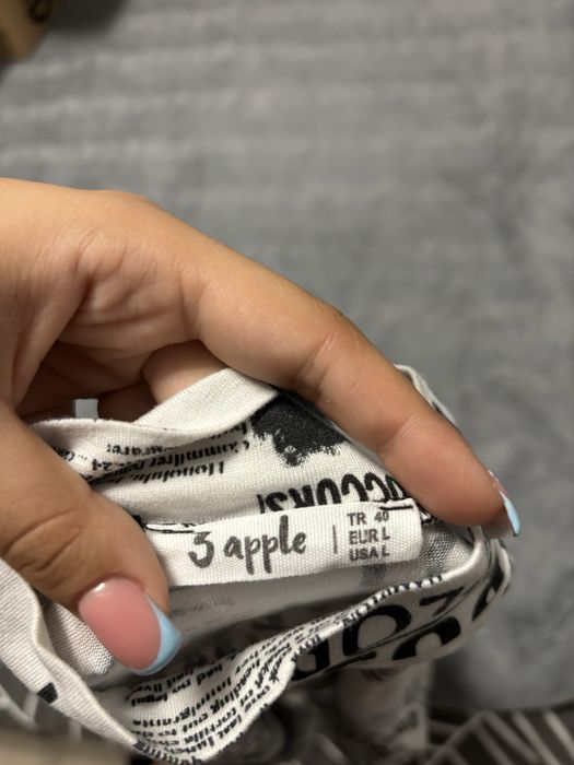Ефектна блуза с вестникарски принт и поло яка 3 apple (Размер L) – Отлично състояние